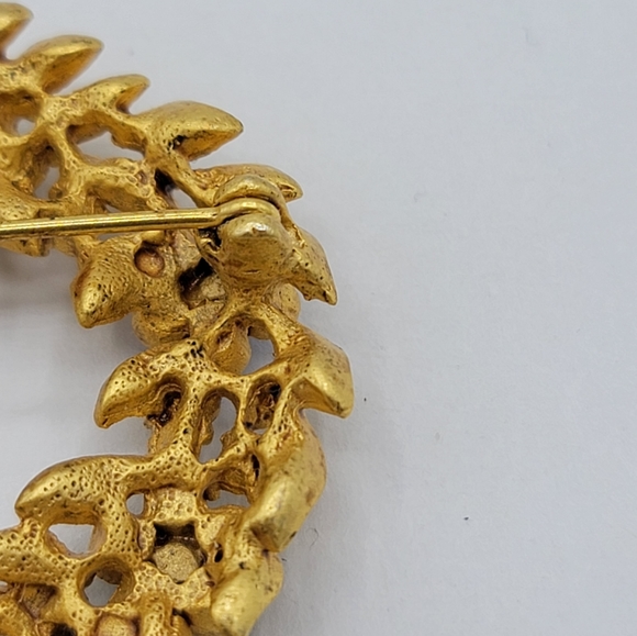 Holiday Wreath Brooch Rhinestone Flowers Christmas Gold tone Pin Hobé Style Vtg - Picture 11 of 12